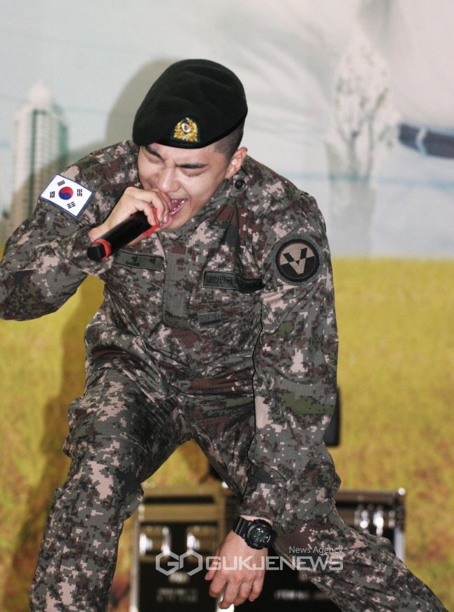 URTHESUN's tweet photo. 📰 '2018 호국보훈의날 군부대 위문공연'

동영배 이병의 퐈~려한 스테이지💃🕺
흥배 흥배 동흥배!!! 

@Realtaeyang
#태양 #TAEYANG #동영배 #영배 https://t.co/1pBeAvIsus