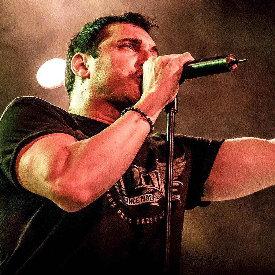 YEAHHHHH!!! (English below) 
JOHNNY GIOELI, NUEVO VOCALISTA DE ROBERT RODRIGO BAND!!

Hace unos días os avanzábamos que después del verano tendríamos disco de Robert Rodrigo Band y presentamos 
a los miembros habituales, pero nos quedaba por anunciaros a nuestro nuevo compañero,