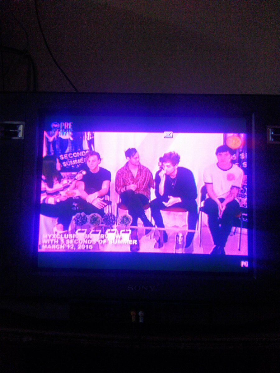 dinetwice's tweet image. Watching #MYXPresents5SOS right now. 😍
@MYXphilippines 
#Youngblood ❤