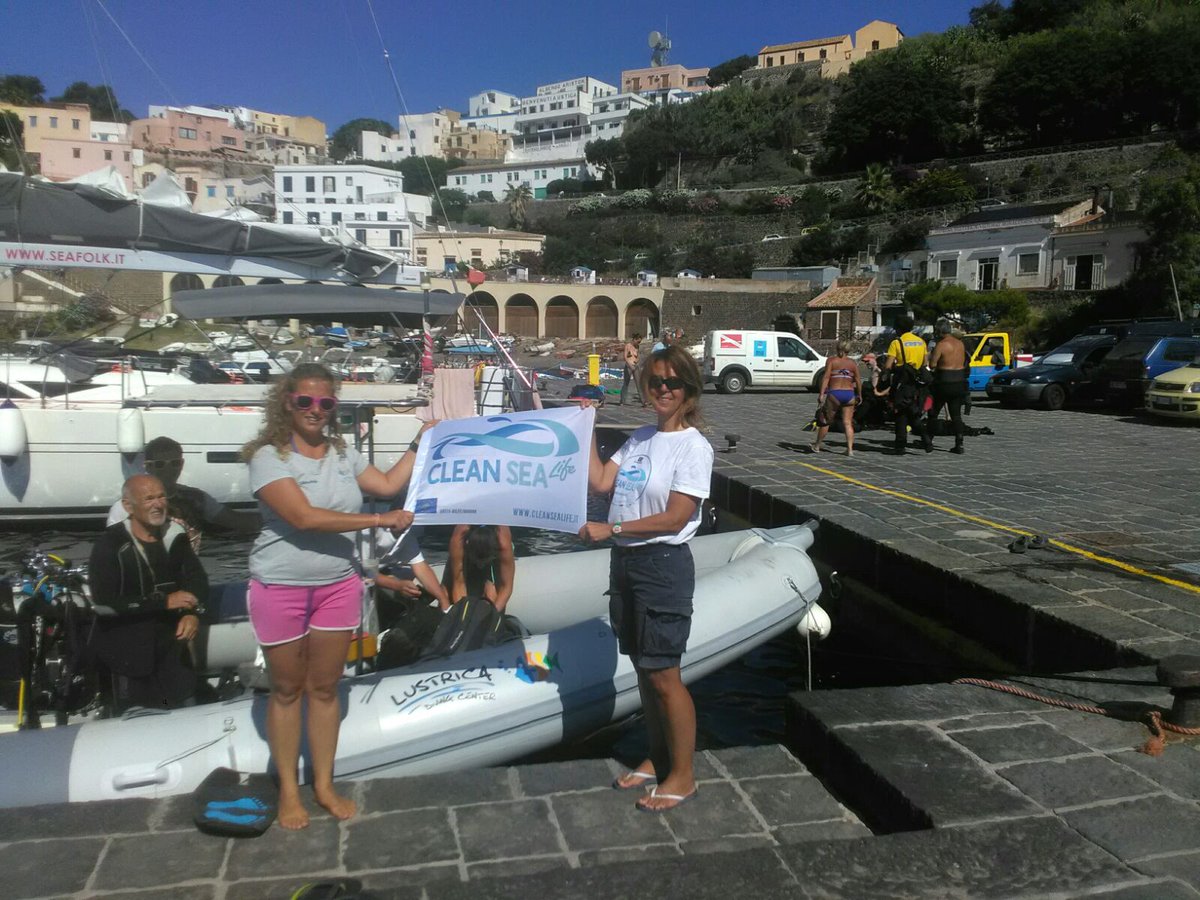 Con <a href="/CleanSeaLIFE/">CleanSeaLIFE</a> per la giornata di #spiagge e #fondali puliti contro ill #MarineLitter .
<a href="/minambienteIT/">minambienteIT</a> <a href="/Federparchi/">Federparchi</a> @SergioCosta_min <a href="/Legambiente/">Legambiente</a> <a href="/TgrSicilia/">Tgr Rai Sicilia</a> 
m.facebook.com/story.php?stor…