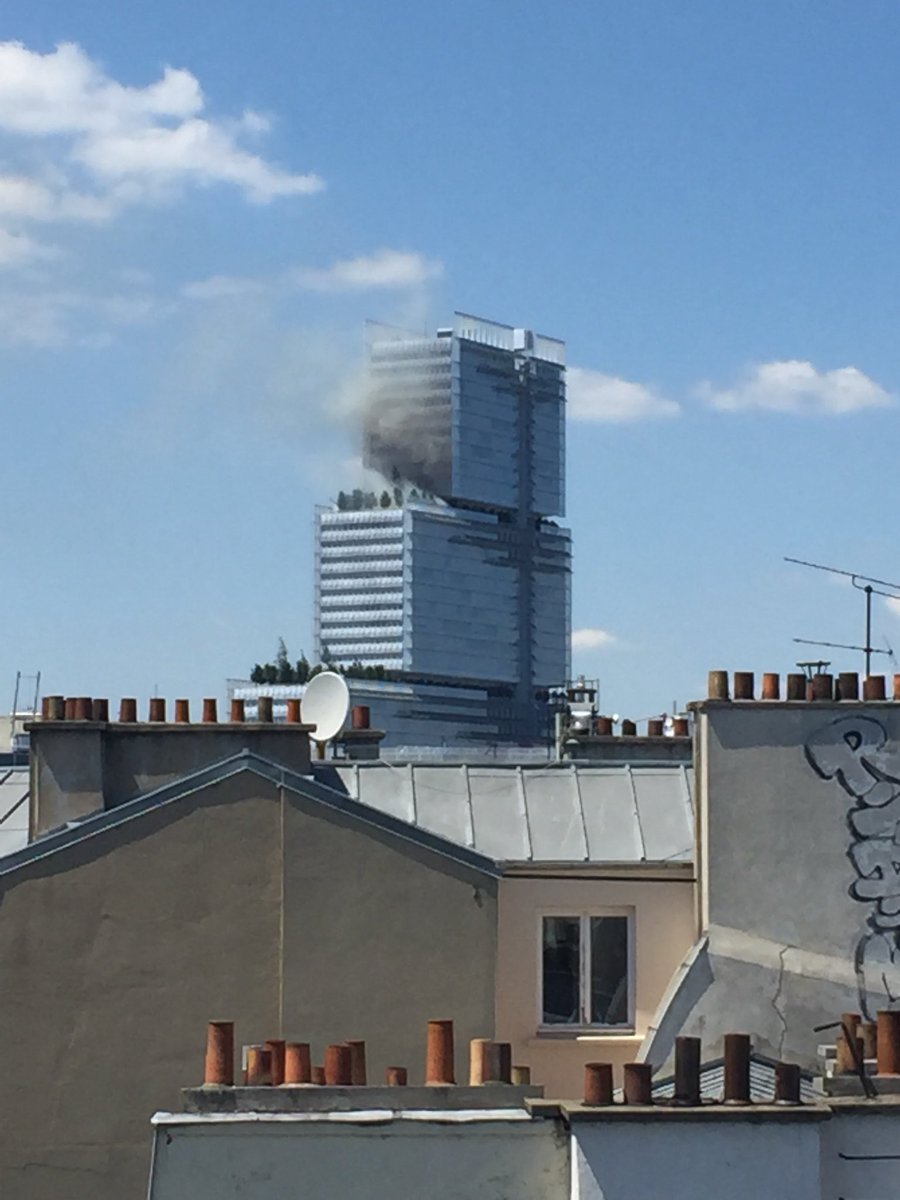 Donc on récapitule c'est Titanic à l'ancien palais de justice et la Tour infernale au nouveau. (Photos © <a href="/EricMorain/">Eric Morain</a> et <a href="/DominiqueDucay/">Ducay</a>)