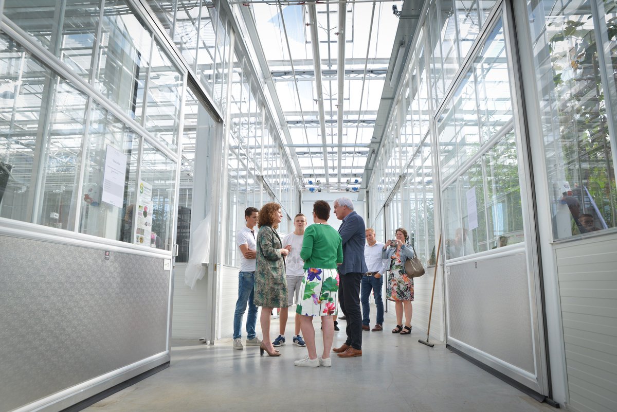 MinOCW's tweet photo. Om verdere samenwerking tussen bedrijfsleven en #mbo te stimuleren, trekt minister @ivanengelshoven 100 miljoen euro uit. Zij was vanmorgen  bij het Wold Horti Center.  Hier werken onderwijs en bedrijfsleven aan het voedselprobleem. https://t.co/FZhBHoWpUg
Foto: R. Kok, https://t.co/JFPe67m3pt