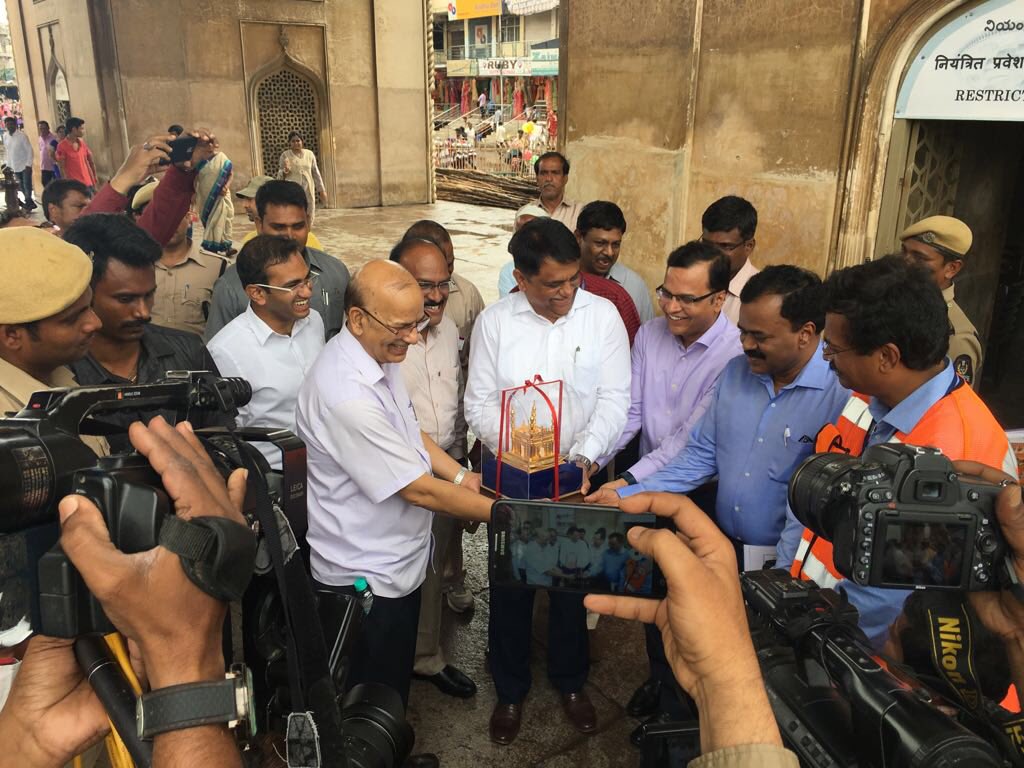 musharraf_ias's tweet photo. Inspection & visit to #CHARMinar by Secretary, Govt of India(Exp) Mr. AN Jha along with @arvindkumar_ias @CommissionrGHMC
Progress of #ProjectCHARMinar has been tremendous in recent times. Increase in no of tourist & their satisfaction says it all
Visit to Experience it https://t.co/8O8DUBBuxr