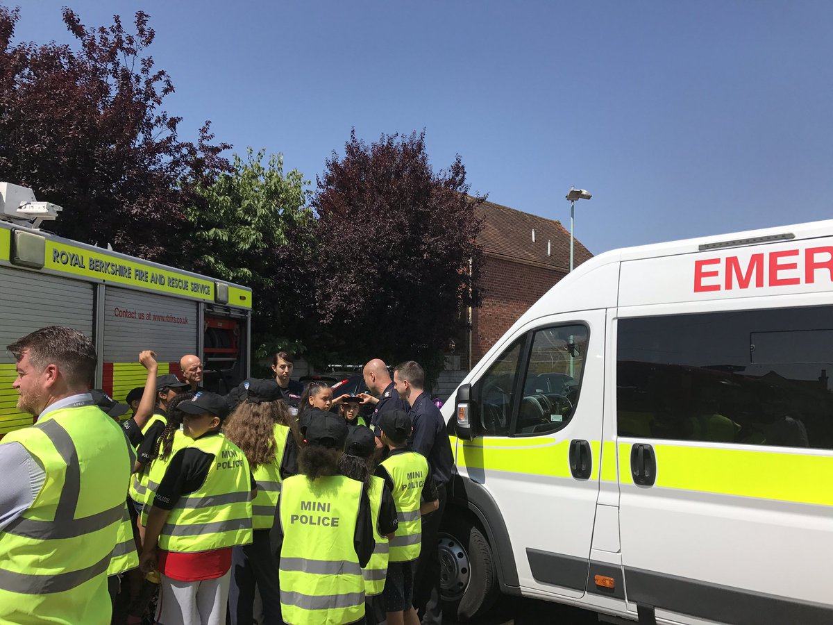 TVP_BerksWest's tweet photo. Today our @TVP_MiniPolice are learning about the fire service 👮‍♀️👮

Thanks to @RBFRSofficial for their support! https://t.co/3wUpGsXtAL