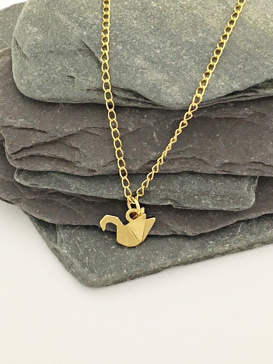 Delikatny naszyjnik z oryginalną zawieszką Łabędź Origami będzie ciekawym dodatkiem. 😍
🛍 bymagdalene.com.pl/pl/p/Naszyjnik…