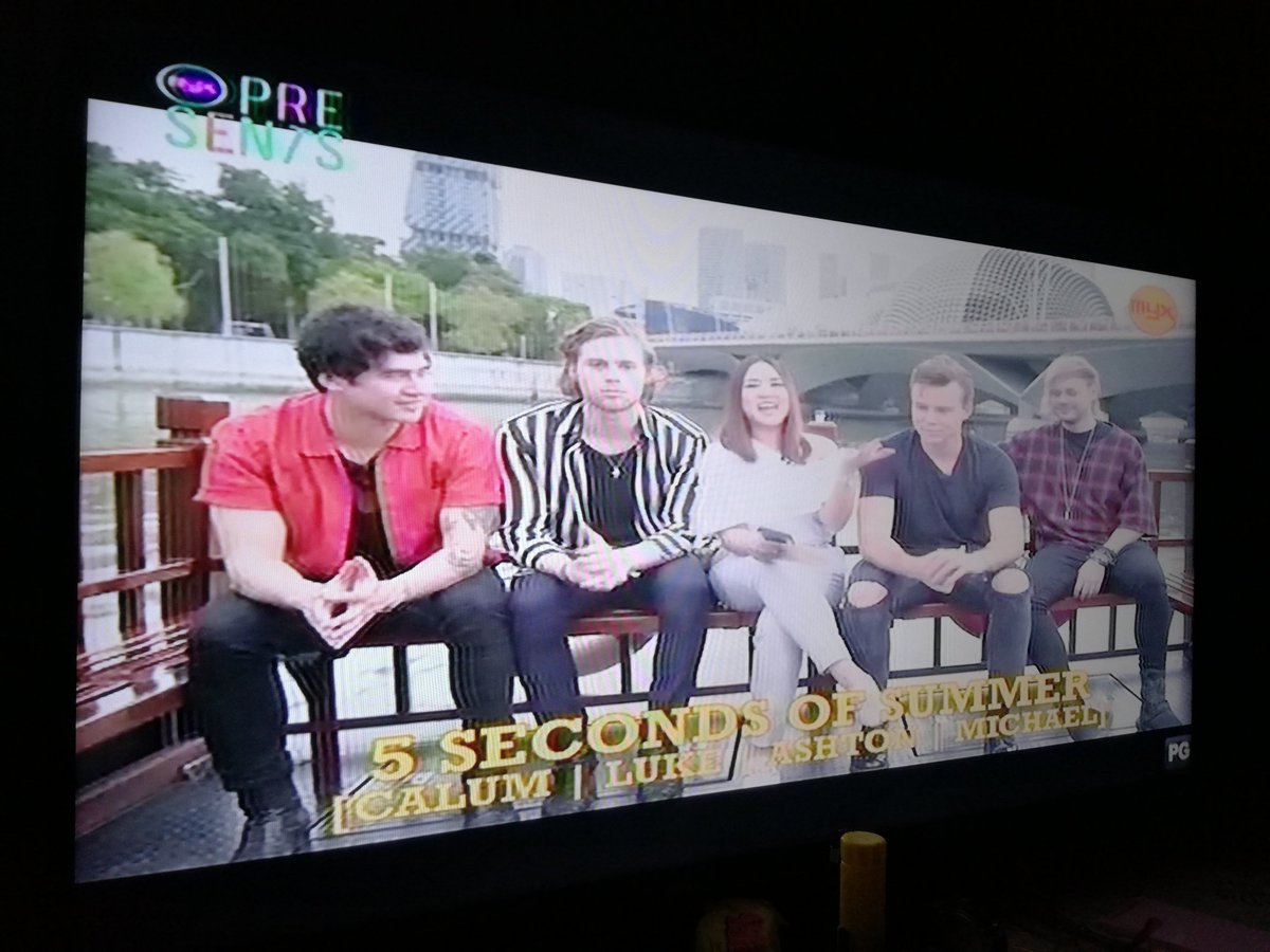 AnneBuenviaje's tweet image. my favorite vj, @aidelacruz with one of my favorite bands, @5SOS 💓💓💓

#MYXPresents5SOS