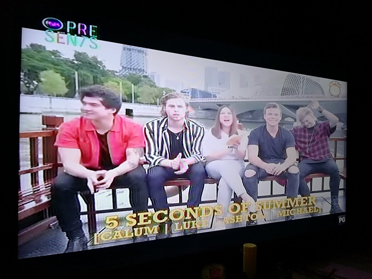 AnneBuenviaje's tweet image. my favorite vj, @aidelacruz with one of my favorite bands, @5SOS 💓💓💓

#MYXPresents5SOS