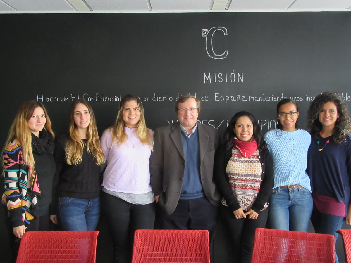 eicomunicacion's tweet image. “El periódico es un "ser vivo" que tiene que adaptarse a la sociedad cambiante y dinámica.Tiene que reflejar la realidad del país y a las tendencias de su gente”.Carlos Sánchez, Director Adjunto @elconfidencial a las alumnas del Máster en Comunicación Corporativa e Institucional.