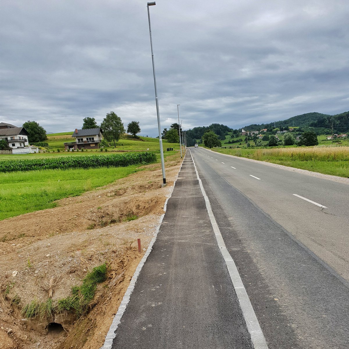 AndrejaLoncar's tweet photo. Naš novi pločnik je tud pump track steza. ;) #horjul #vsakmusvojdovoz https://t.co/h4bzzjzviP