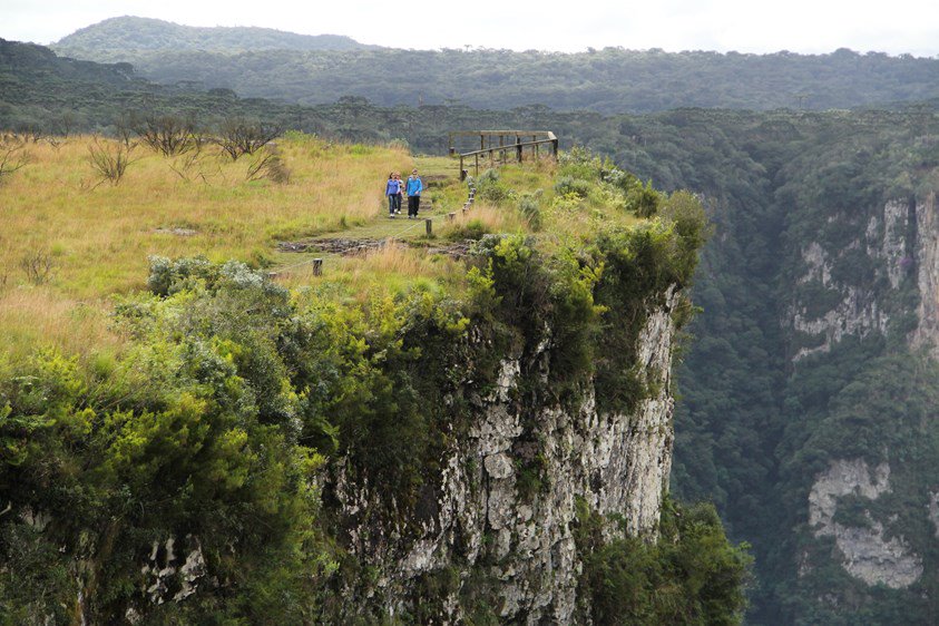 Roteiro Aventura (2 dias): Dois dias são suficientes para conhecer os dois principais cânions dos Aparados da Serra e as belas cachoeiras da região. aparadosdaserrageraltur.com.br #cambaradosul #terradoscanions #aparadosdaserra #serragaucha #camposdecimadaserra