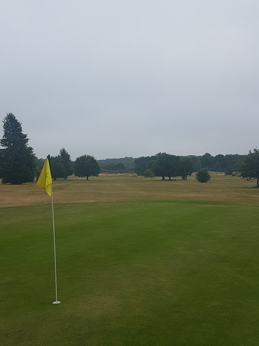 Rossco8822's tweet photo. 30 days and counting without rainfall, starting to look very linksy now. Greens are holding up, just need a little help from mother nature now. 🙏🙏🙏 #doingaraindance https://t.co/qymjFDVBxV