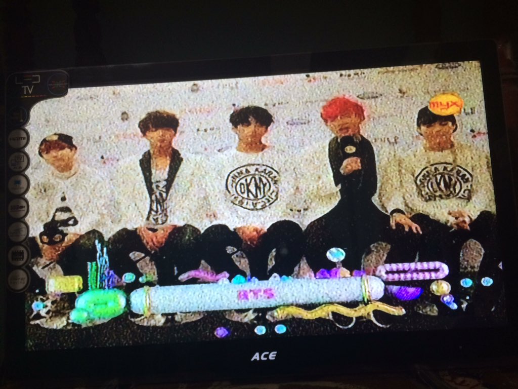 bulanhuihui's tweet image. When you&apos;re a part of the 5SOSFAM and ARMY at the same time. Okayyy. I love you @MYXphilippines #MYXPresents5SOS