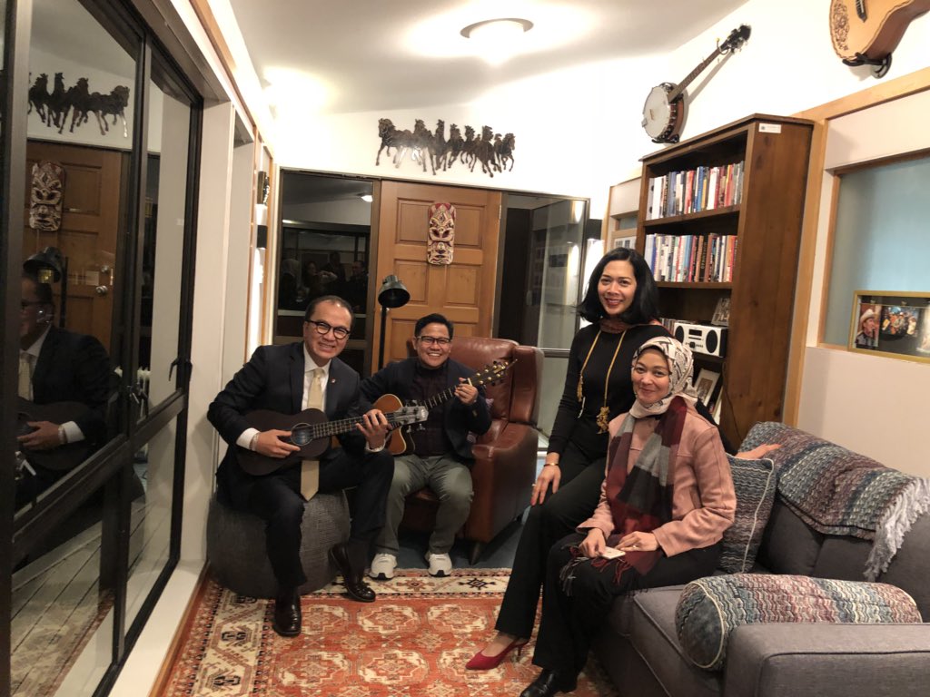 Menyenangkan istreri itu bisa dengan menyanyikan musik country, contohnya aku dengan Dubes YM Tantowi Yahya, bernyanyi sambil berfoto, lagu apa? #mautau apa #mautaubanget  ?