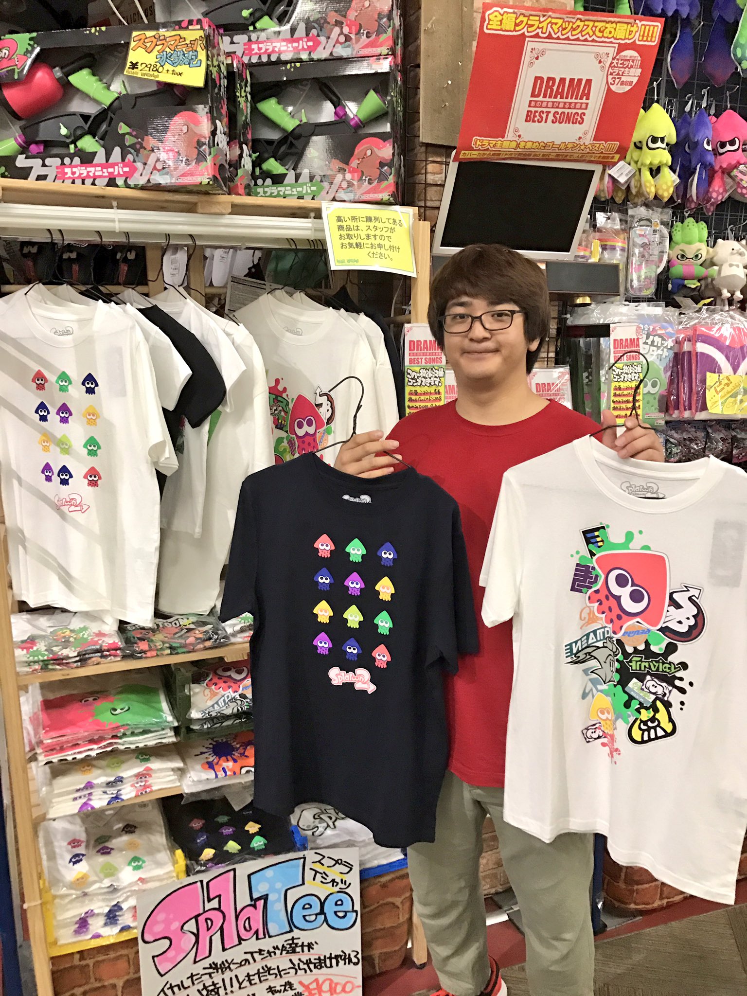 تويتر ヴィレッジヴァンガードイオンモール大高 على تويتر キャンドルです 新作のスプラトゥーンのtシャツが出ました めちゃくちゃかわいいtシャツでキャンドルも嬉しそうですね キャンドルにイカっぽい顔してください とリクエストしてみたらこんな顔になり