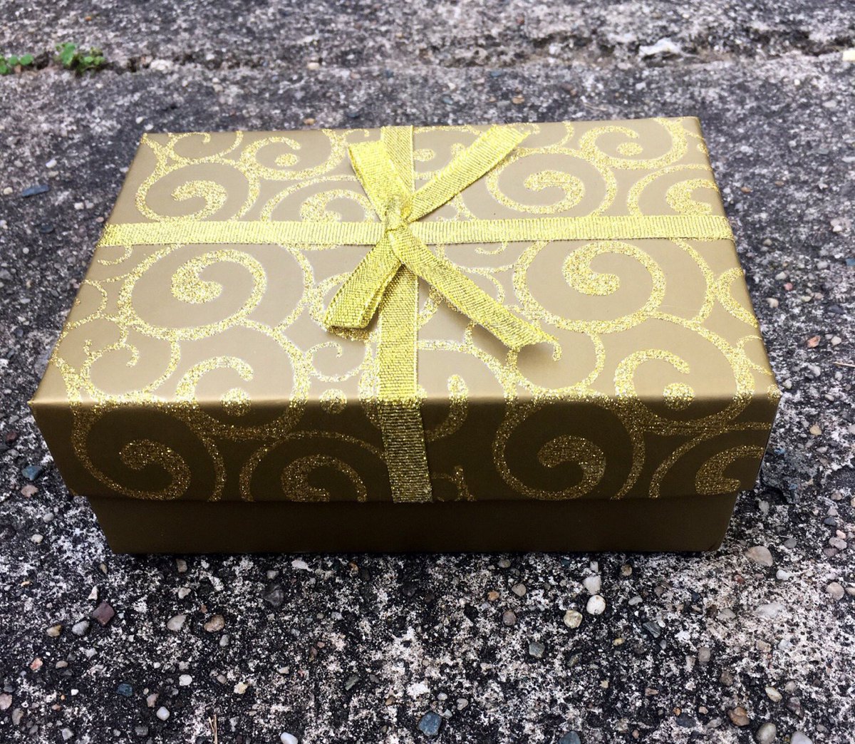 GoodKittyNats's tweet photo. Gold Holiday Bath Bomb Gift Set with a Golden Present Box - Six Assorted Bathbombs - Christmas Gifts https://t.co/GAhOYMTbSc #HandcraftedSoap #GKN #EtsyShop #GoodKittyNaturals #Bathfizzy #Skincare #Bathbomb #Naturalskincare #Handmade #Etsy #GoldenGiftBox https://t.co/vhBAAAbkdc