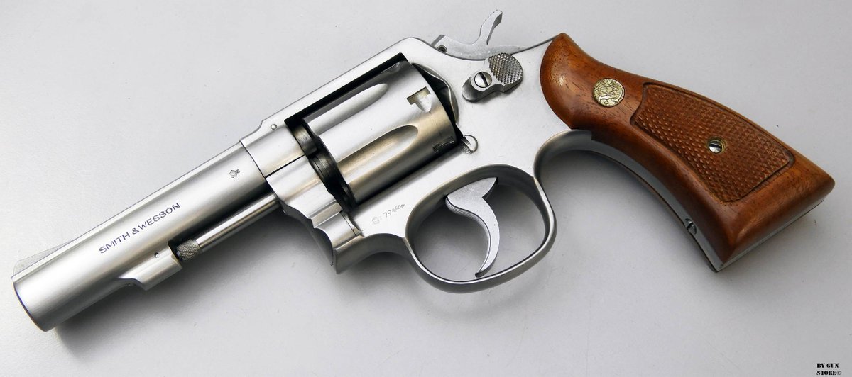 ldibartolomei's tweet photo. Questa è una Smith&amp; Wesson 38 special uguale a quella che aveva Agostino. Quando la comprò negli anni 70 lo fece perché credeva che avrebbe così reso pila sicuro la sua famiglia. https://t.co/X7d7uXBv3f