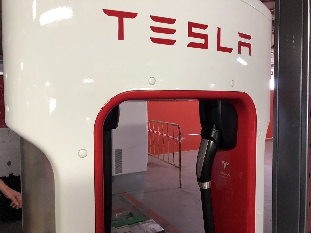 hotelcarmen's tweet photo. La Costa del Sol a la vanguardia y es que se ha inaugurado el #Supercharger de @Tesla a unos minutos de #Torremolinos para todos los @ClubTeslaES #CostaDelSol https://t.co/6y23wNE04I