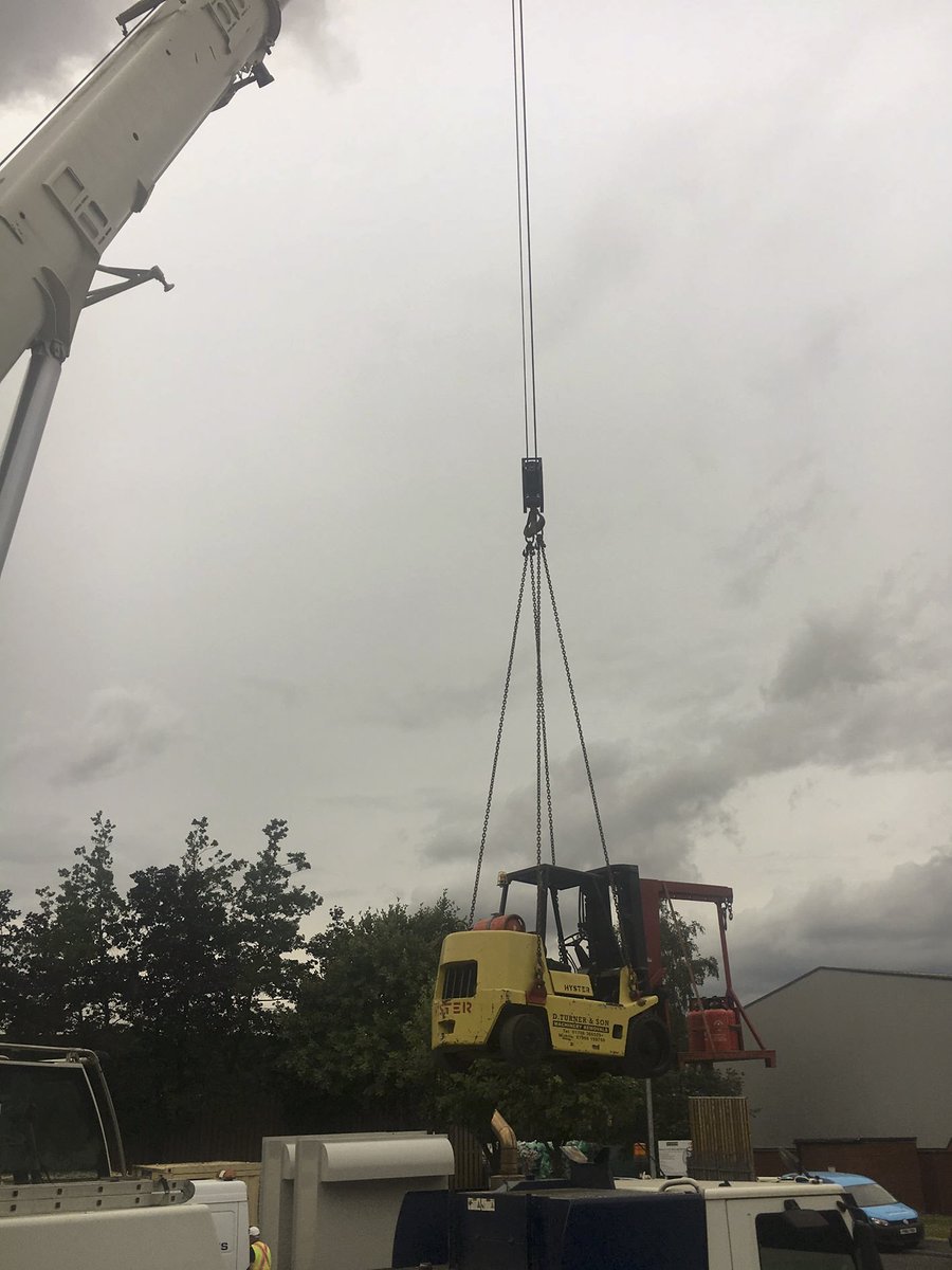 how do you lift a truck that's used for lifting? Use some chain slings, made by us. check the link for more info. ow.ly/AEpW30kFztr