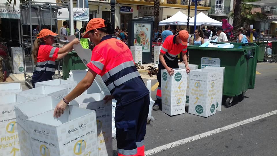 La Festa es també un bon moment per a cuidar el Medi Ambient. Gràcies  FCC i Fobesa, que han repartit contenidors per a reciclar plàstics.