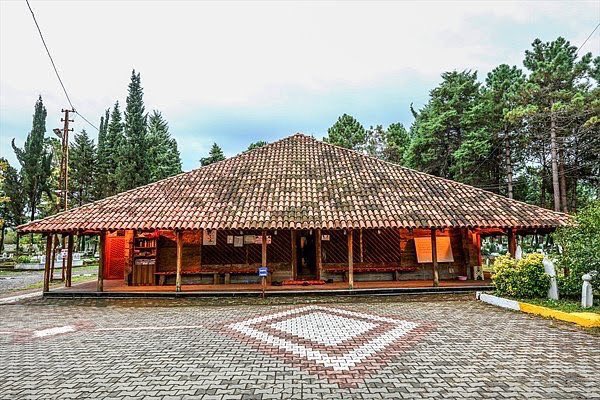 Ustalık bu olsa gerek: Anadolu Selçuklu dönemine ait, çivi kullanılmadan yapılan Göğceli Camii 811 yıldır ayakta ve motifleri canlılığını koruyor... Çarşamba, Samsun.