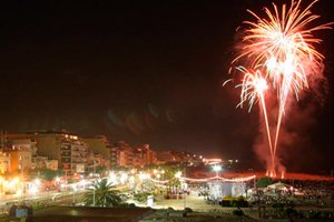 PortMasnou's tweet image. Feliç revetlla de Sant Pere! 
Avui és nit de revetlla i el Masnou donarà pas al dia de Sant Pere amb el castell de focs.
#SantPere #revetlla #festa #TerraMarFoc
Més informació: portmasnou.com/blog/felic-rev…