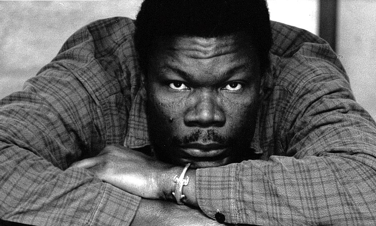 theatredelacite's tweet photo. Du 8 au 20 octobre, ne manquez pas JAZ, texte de Koffi Kwahulé, mise en scène par #AlexandreZeff.
Né en 1956 en Côte d'Ivoire, #KoffiKwahulé est à la fois auteur, essayiste, comédien et metteur en scène.
 Il a reçu le prix Edouard Glissant 2013 pour l'ensemble de son oeuvre. #JAZ https://t.co/hNmoIVMbKS