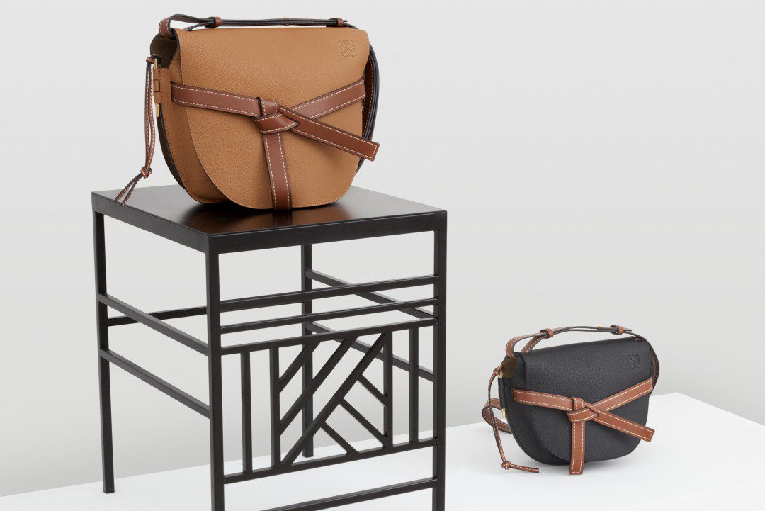 LoeweJP's tweet photo. 最高品質のレザーのみを使用して #ロエベ のマスターアルチザンたちがマドリードで製作する #ゲートバッグ に新色がラインアップ。 #LOEWE  #GateBag #LOEWESS18 https://t.co/0dUwfyRAUb https://t.co/f0nLQReByg