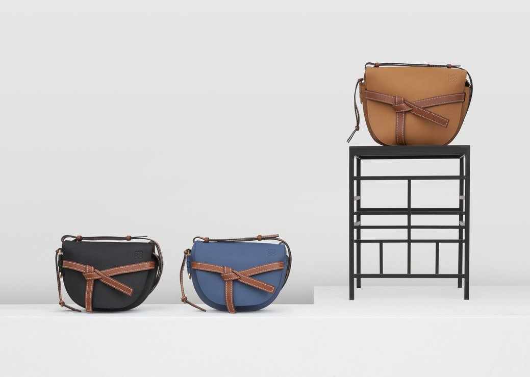 LoeweJP's tweet photo. 最高品質のレザーのみを使用して #ロエベ のマスターアルチザンたちがマドリードで製作する #ゲートバッグ に新色がラインアップ。 #LOEWE  #GateBag #LOEWESS18 https://t.co/0dUwfyRAUb https://t.co/f0nLQReByg