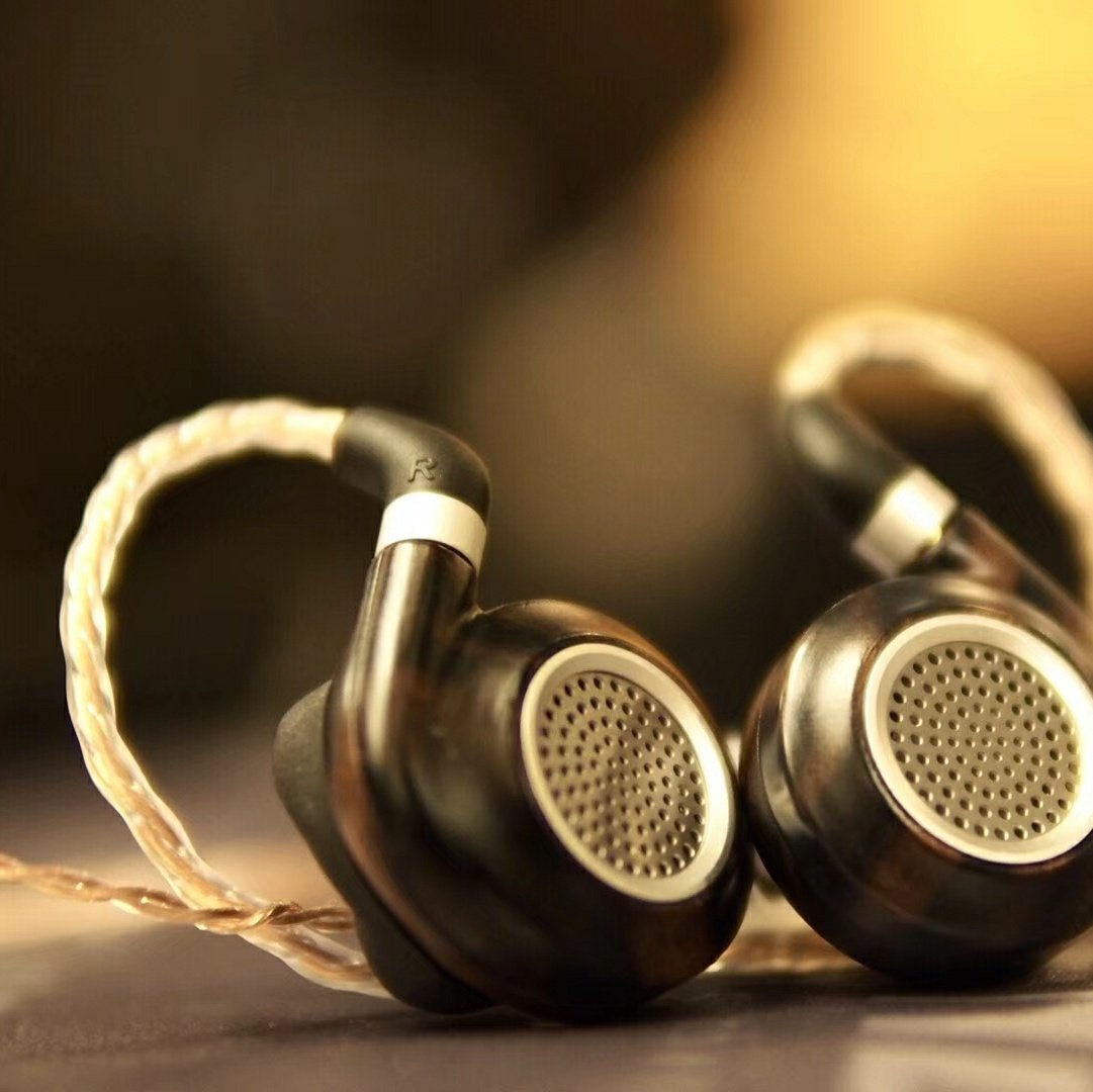 Look at my new profile...earbud headphone :）