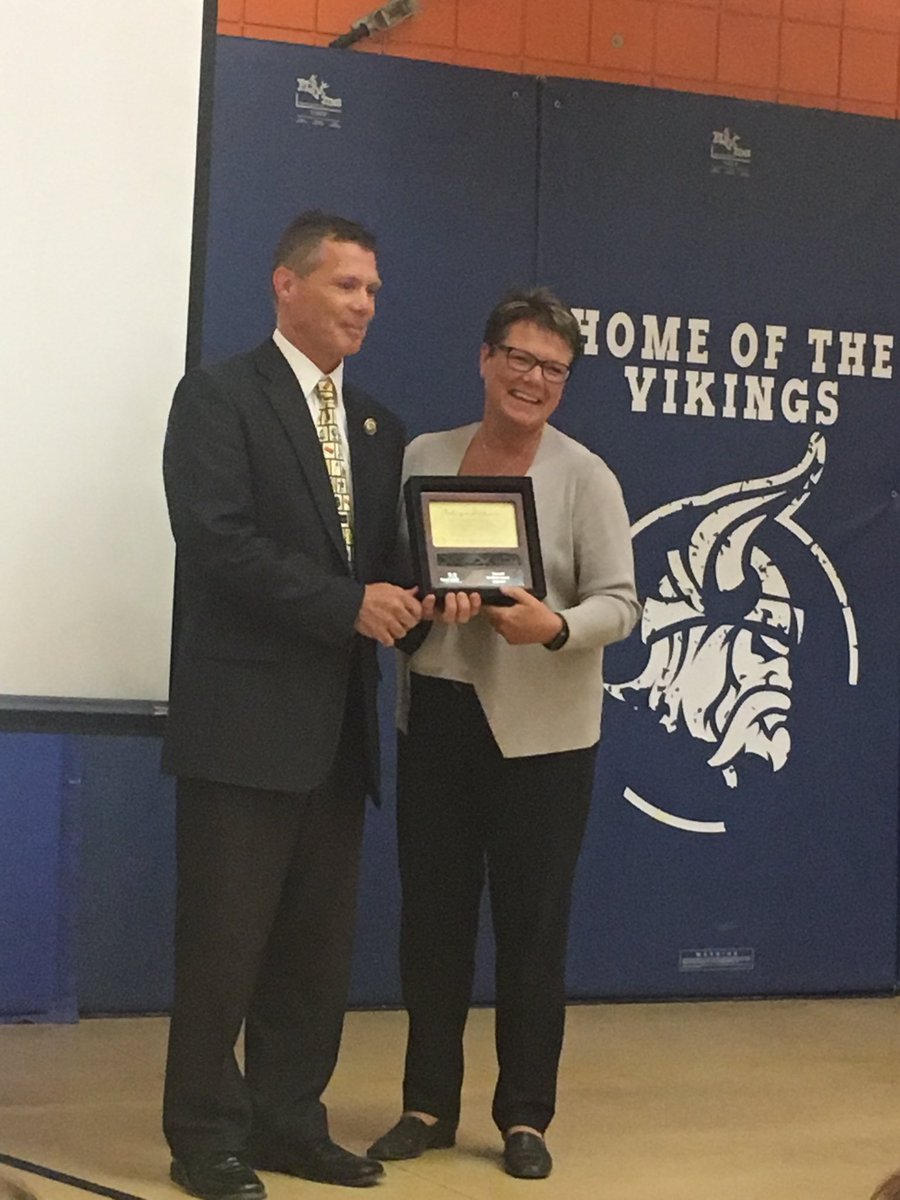 AlisaLeidl's tweet image. Deputy Director Donna Kriger congratulates ⁦@GSSD204⁩ Sea Star winner and retiree Reg Leidl at Macdonald School in Stockholm.