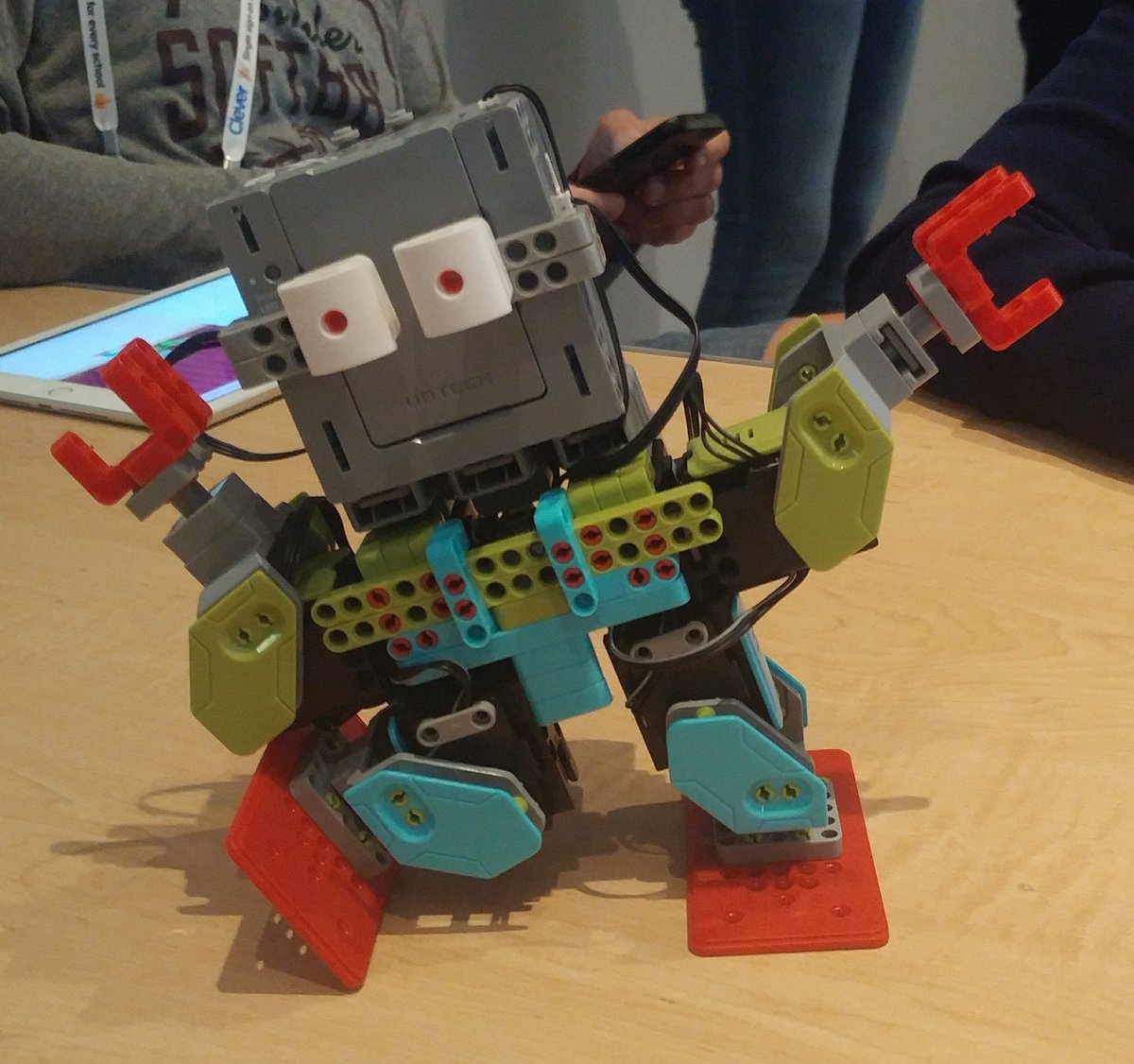 VChanTweets's tweet image. Meebot dab x Swift Playground @AppleEDU #ISTE18 #CodingtoLearn #EveryoneCanCreate