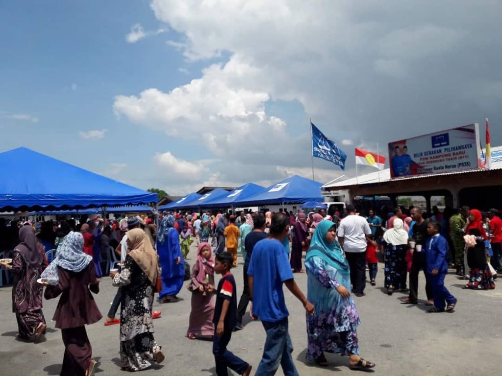 Terima kasih buat YAB Dr Samsuri Mokhtar <a href="/DrAhmadSamsuri/">Dr Ahmad Samsuri Mokhtar</a> Menteri Besar Terengganu dan isteri di atas kesudian utk hadir ke majlis rumah terbuka Aidilfitri Dun Seb Takir. Semoga ukhwah ini akan terus terjalin di masa hadapan. #politiktanpasempadan