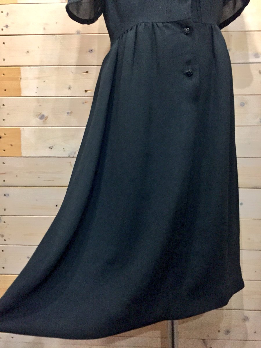 古着処丸実商店 夏ワンピ 80年代国産品 リボン デザインシースルー黒ワンピース 11号 半袖にリデザインっ ボタンがすこぶる可愛いんです 大ぶりなリボン にボタンサイドのプリーツデザインが大人っぽいですね スカートはギャザーで 古着処丸実商店 夏ワンピ 80年代国産品 リボン デザインシースルー黒ワンピース 11号 半袖にリデザインっ ボタンがすこぶる可愛いんです 大ぶりなリボン にボタンサイドのプリーツデザインが大人っぽいですね スカートはギャザーで