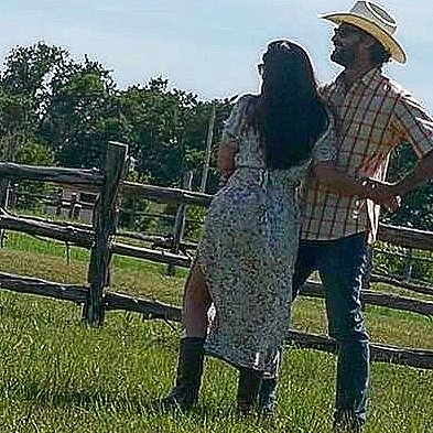 BrecoSan's tweet image. Quédate con quien te sueñe, con quien te espere, con quien te mire como se mira algo que se ve por primera vez aunque lleve meses o años contigo.
¡Ésa es la persona !!!!!! 💘💕❤😍 #AmorBonito #CompañerosDeVida #Boni #Tiki @anabreco @ivansanchezz_