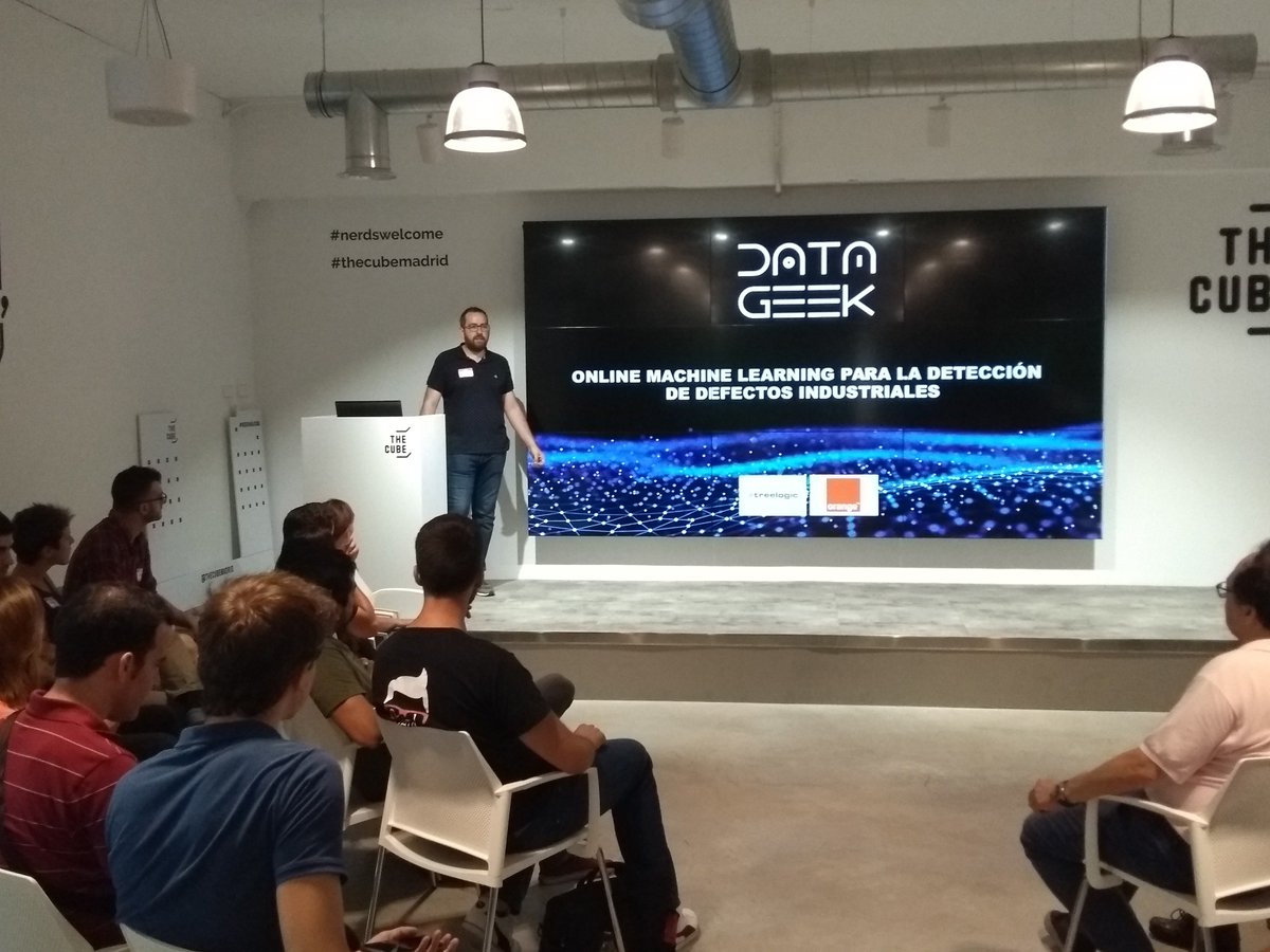Joserra_Hervas's tweet image. Arrancamos meetup #datageeks @treelogic @orange_es #thecubemadrid