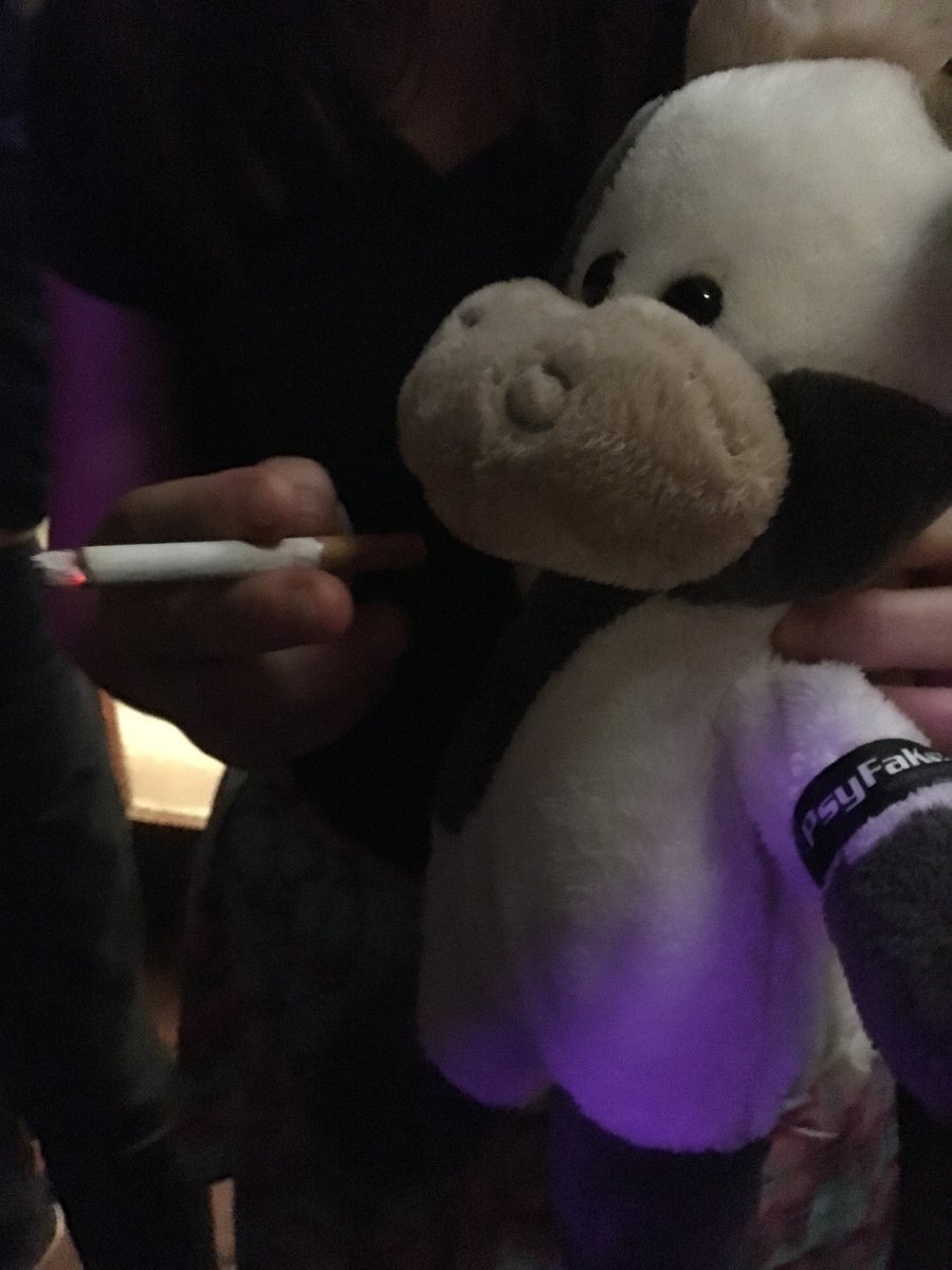 Kuhno_H's tweet photo. Der Abend geht weiter. Wurde im Pullover ins Pizzini geschmuggelt, weil ich meinen Ausweis nicht dabei hatte. Ageism! Ran an die Drogen! #AuD #KuhnosAdventure #cownapping https://t.co/N5DOiYgBWy