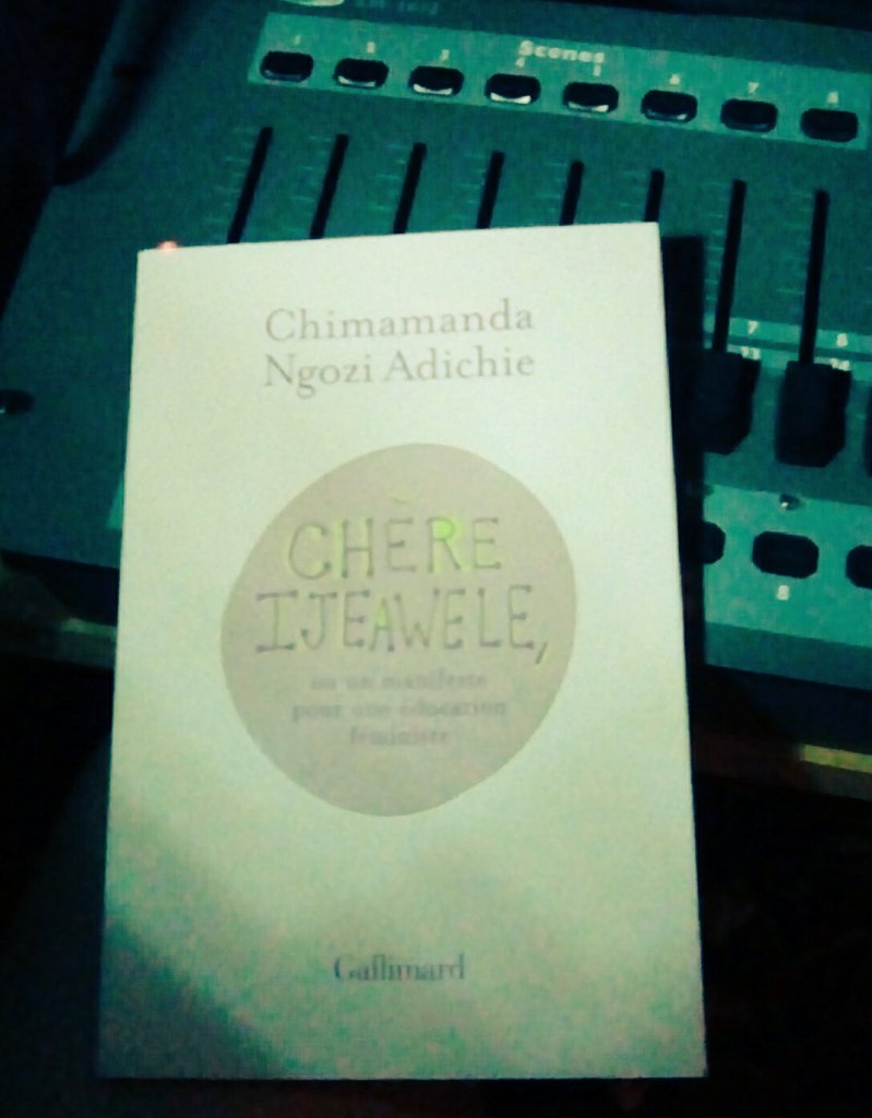 Romane_Iridache's tweet image. On repart donc sur un texte de Chimamanda Ngozi #Adichie "Manifeste pour une éducation féministe"
#ÉtéFéministe 
#JeLisPasEnRegieLeSpectacleAPasCommencé