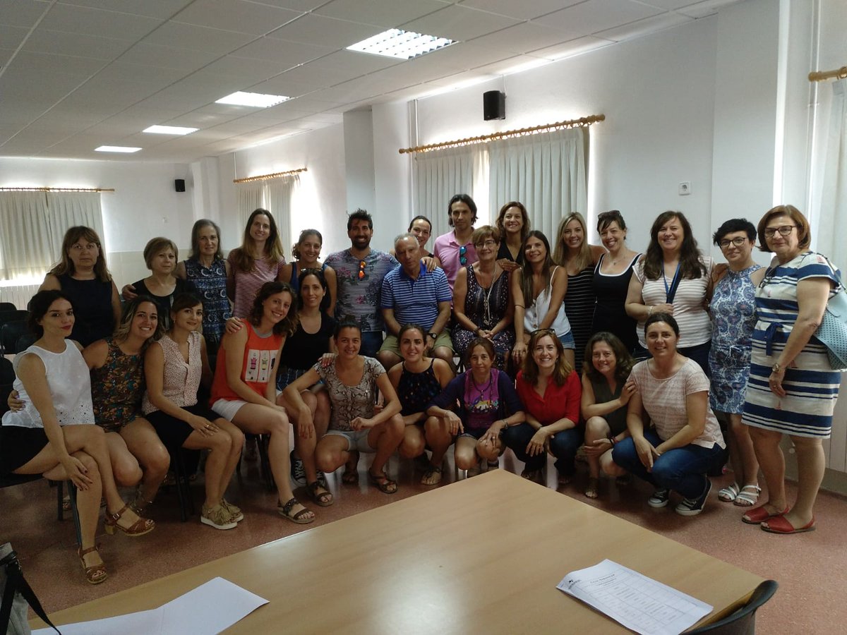 priqgonz's tweet photo. Curso de #creatividad docente impartido por @CarmenGarridoF a los compañeros de primaria de @CESSamaniego1 . Premio por ser por cuarto año consecutivo centro  más creativo de la región en la Olimpiada de  #creatiVIIdad de  @CeeiMurcia @ucoerm @Educarm https://t.co/nsILlcxUjs