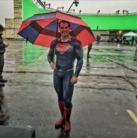 Henry Cavill compartilha bastidores de seu novo filme