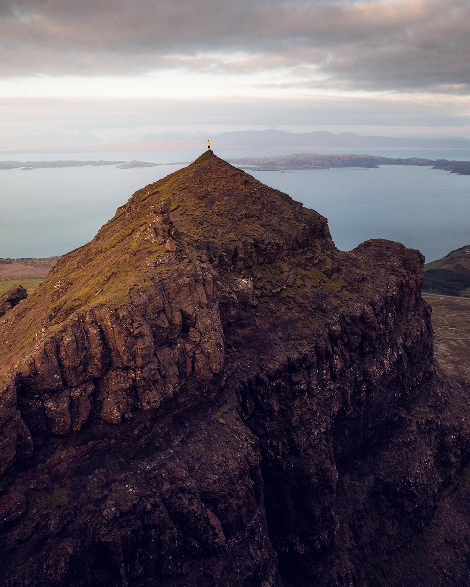 hiddenscotland_'s tweet photo. Can you spot the person? The amazing rock formations of the Isle if Skye 

📸 https://t.co/d7CLvXIZWw https://t.co/0FCrzoCXys