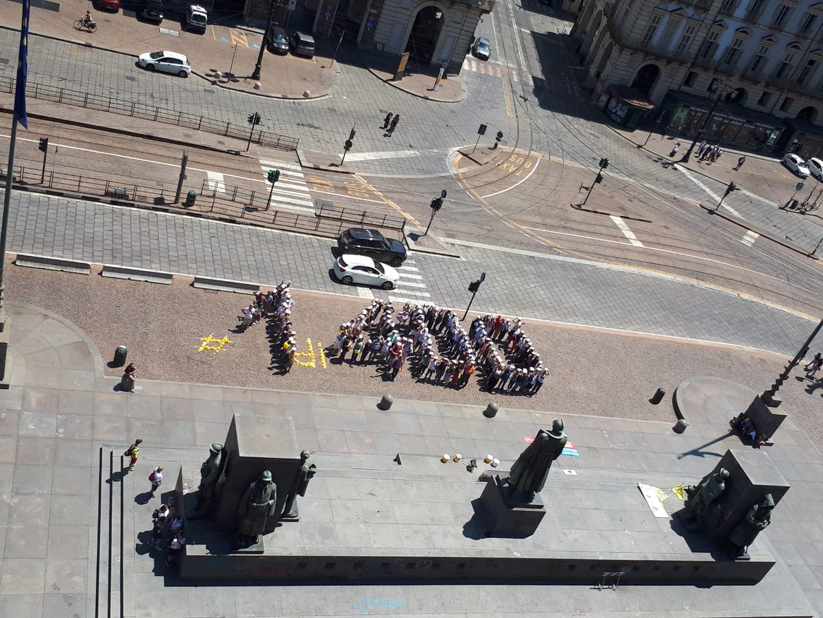 <a href="/luigidimaio/">Luigi Di Maio</a> <a href="/MinLavoro/">Ministero Lavoro</a> <a href="/MinSviluppo/">MinSviluppo</a> sembra che Italia sia legale e normale che un'azienda venga acquisita da un manager straniero,ne prenda la cassa,dia bonus ai manager e licenzi 400 #lavoratori.2/7 ultima chiamata x #italiaonline,avete il dovere di fermarli!! #1di400