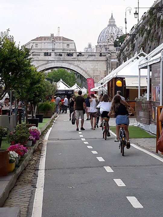 TrastevereRM's tweet photo. Arriva il momento migliore della giornata...dove ad esempio sotto castello si può godere l’estate romana sorseggiando una birra ascoltando musica o dando una letta ai nostri pannelli storici... dateci poi un parere 😜 @ProLocoRoma https://t.co/jzZNH5shKI