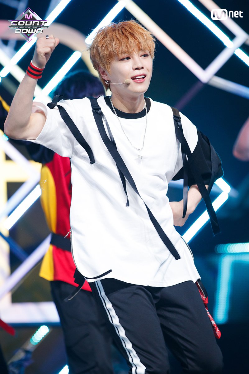 Autumn_Serenade's tweet image. Everyone's doing Black Heart, and then you have Lee Euijin doing My Turn 😂😂😂

#theunit #unitb #unb #leeeuijin #euijin #bigflo