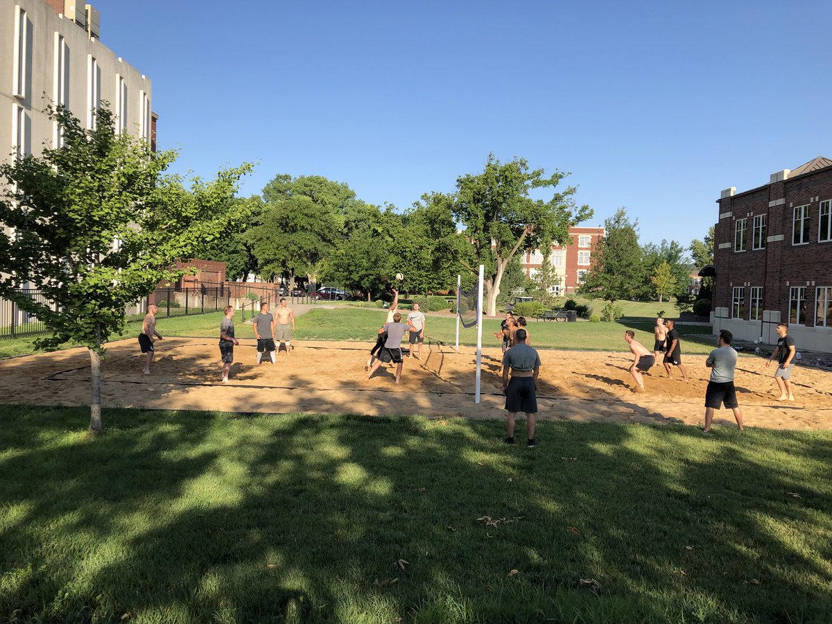 MichalettiCoach's tweet photo. Little morning volleyball with the team. #pricelessentertainment https://t.co/1XX642G7Hl