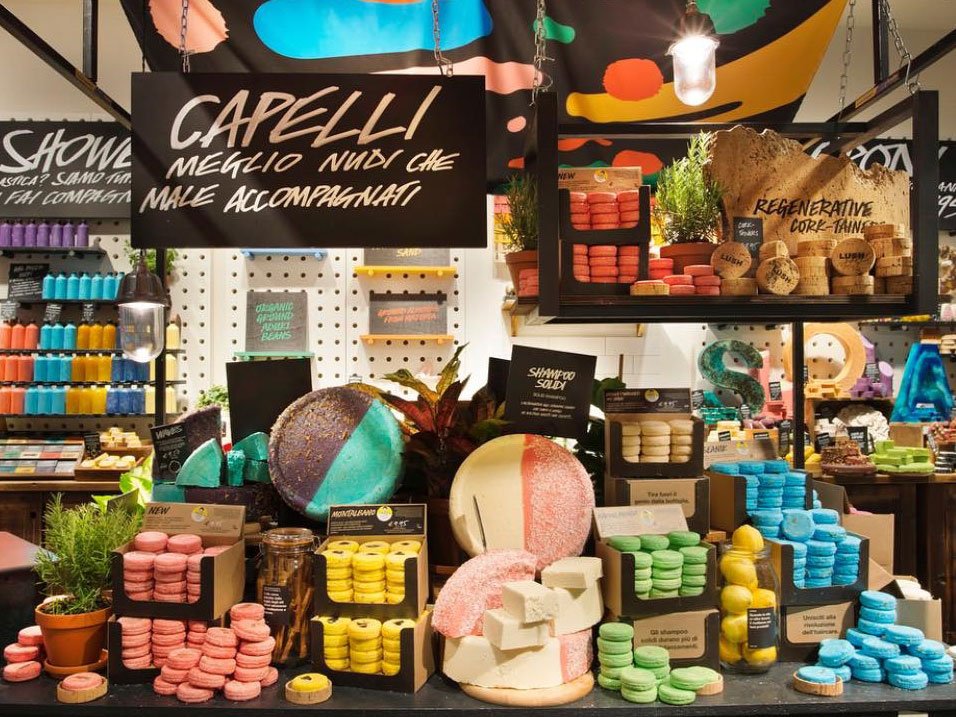 crossmarks's tweet image. MUST SEE: Lush, cosmeticamerk onthult haar naakte waarheid met verpakkingsvrije producten in 's werelds eerste 'naked' shop in Milaan... bit.ly/2IyqZNe