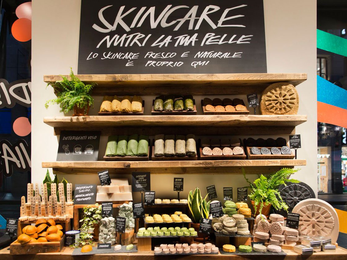 crossmarks's tweet image. MUST SEE: Lush, cosmeticamerk onthult haar naakte waarheid met verpakkingsvrije producten in 's werelds eerste 'naked' shop in Milaan... bit.ly/2IyqZNe