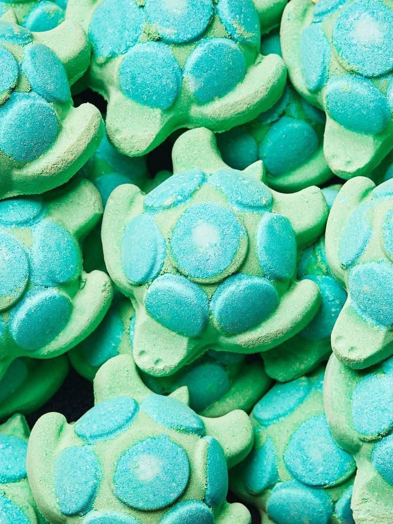 crossmarks's tweet image. MUST SEE: Lush, cosmeticamerk onthult haar naakte waarheid met verpakkingsvrije producten in 's werelds eerste 'naked' shop in Milaan... bit.ly/2IyqZNe