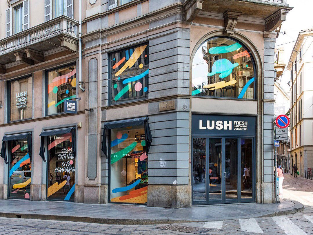 crossmarks's tweet image. MUST SEE: Lush, cosmeticamerk onthult haar naakte waarheid met verpakkingsvrije producten in 's werelds eerste 'naked' shop in Milaan... bit.ly/2IyqZNe