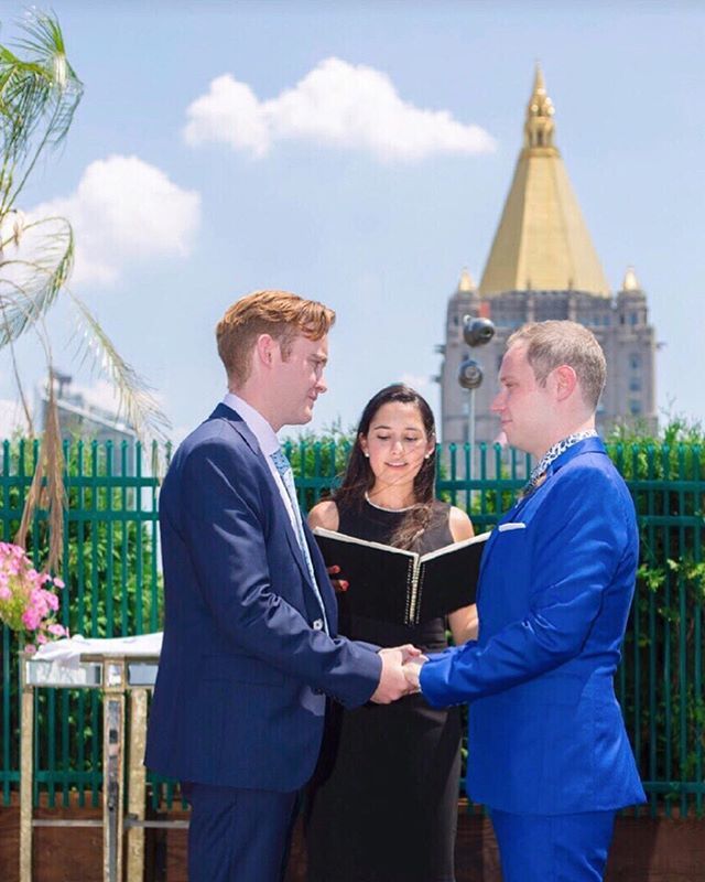 hbofficiants's tweet image. Blue skies, blue suits, and not a dry eye in the crowd for these two. 💙 #honeybreakofficiants #rooftopromance .
.
.
#nycweddingofficiant #nycbride #pridewedding #pride #opentoall #apwwedding #funcelebrant #weddinglegends #gayweddings #marriageequalit… ift.tt/2KhQQ1I