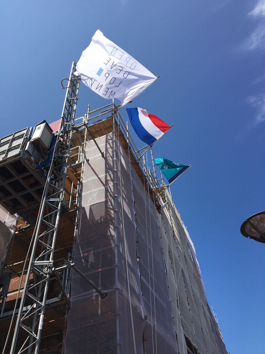 Yeh! Goed nieuws! Gisteren vierden aannemer du Prie Bouw en Ontwikkeling en eigenaar van het voormalig stationsgebouw Open Development de mijlpaal dat de bouw en restauratiewerkzaamheden van het dak zijn afgerond. Nog even geduld; in oktober hoopt Pavarotti haar deuren te openen.